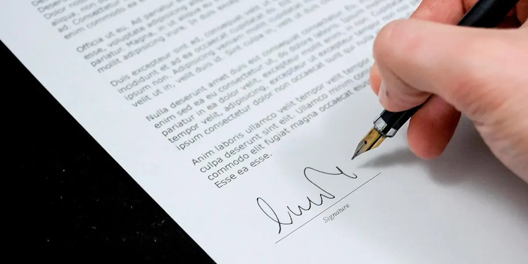 What kind of contract to sign with a temporary worker?